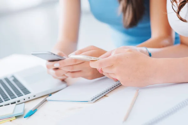 Tieners Vrouwelijke Studenten Zitten Aan Het Bureau Studeren Het Gebruik — Stockfoto