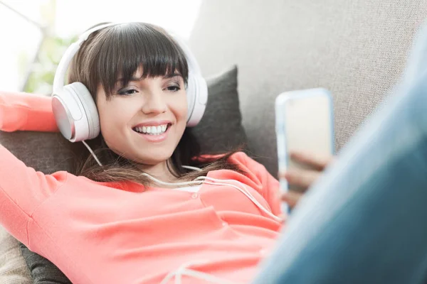 Attractive Young Woman Sofa Home She Playing Music Her Smarphone — Stock Photo, Image