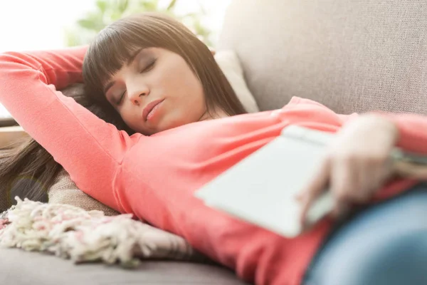 Aantrekkelijke Vrouw Slapen Bank Met Gesloten Ogen Het Lezen Van — Stockfoto