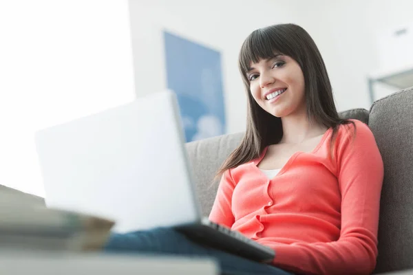 Jonge Aantrekkelijke Vrouw Ontspannen Thuis Zit Bank Verbinden Met Het — Stockfoto