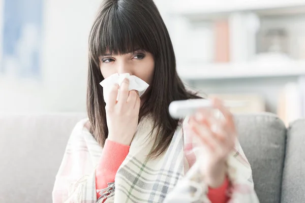 Junge Kranke Frau Mit Erkältung Und Grippe Sie Pustet Ihre — Stockfoto