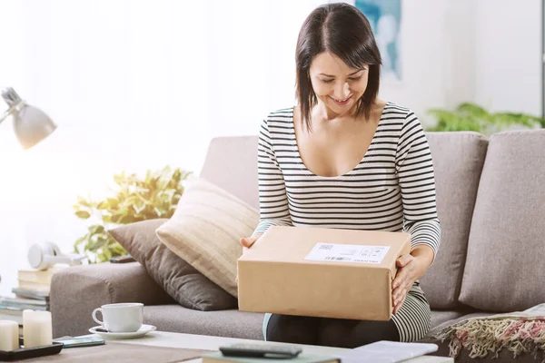 Souriante Jeune Femme Maison Sur Canapé Elle Reçu Colis Postal — Photo