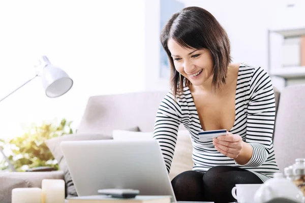 Lächelnde Frau Hause Die Mit Laptop Online Einkauft Und Ihre — Stockfoto