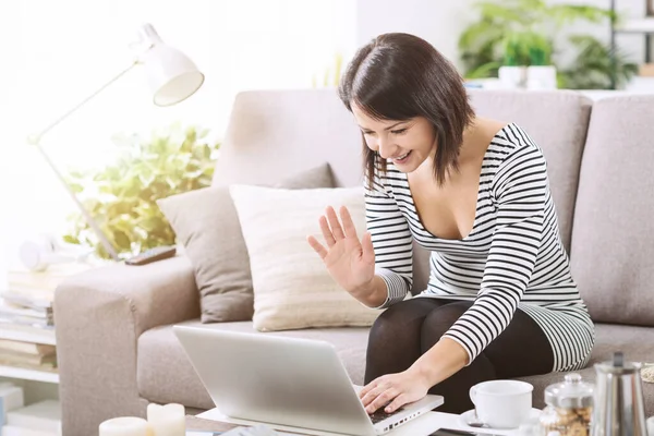 Frau Sitzt Hause Auf Der Couch Und Telefoniert Online Mit — Stockfoto