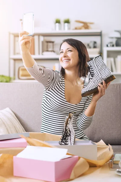 Blogger Moda Casa Tomando Una Selfie Con Sus Nuevas Compras — Foto de Stock