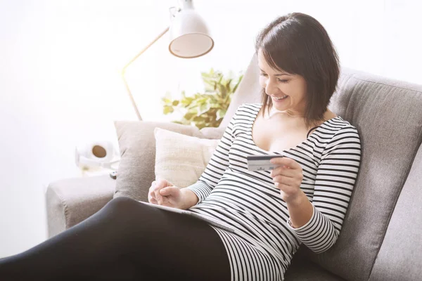 Glückliche Frau Die Hause Mit Einem Digitalen Tablet Online Einkauft — Stockfoto