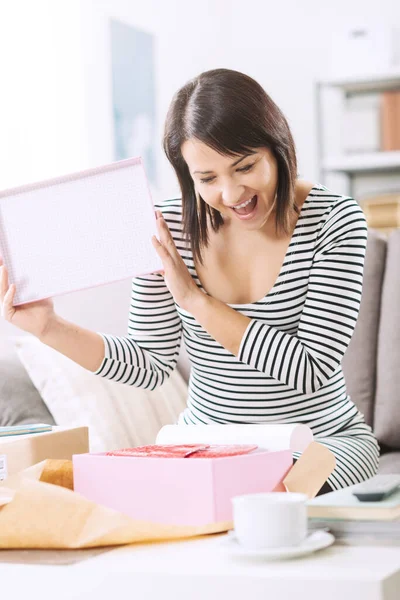 快乐的女人打开装有时尚包 网上购物 送货和顾客满意度概念的包裹 — 图库照片
