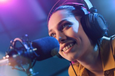 Stüdyoda çalışan genç Chamring radyo DJ 'i mikrofona, eğlenceye ve iletişim konseptine konuşuyor.