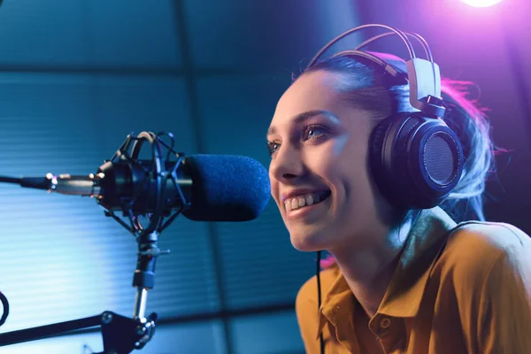 Tânăra Femeie Zâmbitoare Poartă Căști Vorbește Într Microfon Postul Radio — Fotografie, imagine de stoc