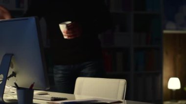 Masada oturan ve sosyal ağ kuran adam