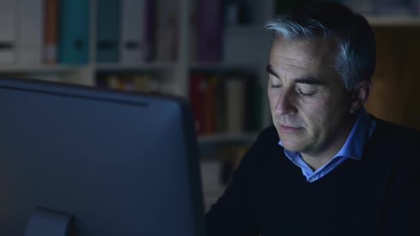 Müder Manager arbeitet spät in der Nacht — Stockvideo