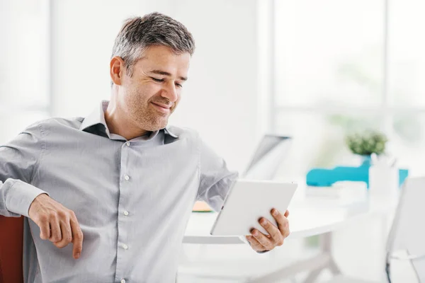 Lächelnder Selbstbewusster Geschäftsmann Der Büro Ein Touchscreen Tablet Benutzt Schaut — Stockfoto