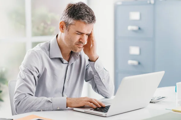 Gestresster Geschäftsmann Der Schreibtisch Arbeitet Und Kopfschmerzen Hat Berührt Seine — Stockfoto