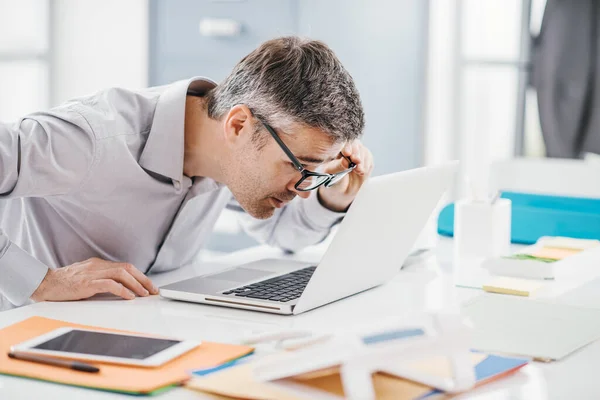 Biznesmen Pracujący Biurze Gapi Się Ekran Laptopa Bliska Trzyma Okulary — Zdjęcie stockowe