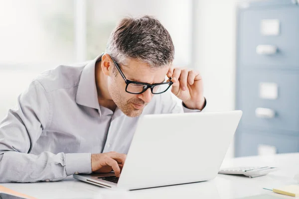 Biznesmen Pracujący Biurze Gapi Się Ekran Laptopa Bliska Trzyma Okulary — Zdjęcie stockowe