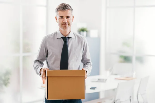微笑自信的商人带着盒子走进他的新办公室 送货和搬迁的概念 — 图库照片