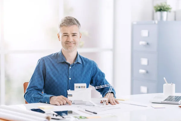 Professioneller Architekt Posiert Büro Mit Einem Architekturmodell Eines Modernen Gebäudes — Stockfoto