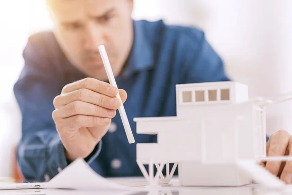 Arquitecto Profesional Trabajando Escritorio Oficina Está Montando Modelo Arquitectónico Diseño — Foto de Stock