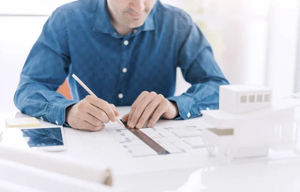 Arquitecto Profesional Que Trabaja Escritorio Oficina Está Dibujando Con Una — Foto de Stock