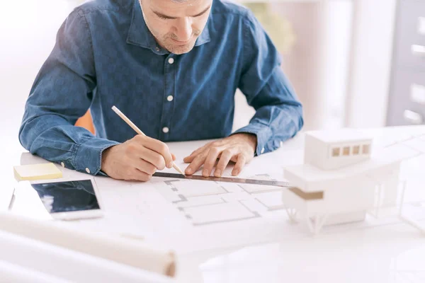 Arquitecto Profesional Que Trabaja Escritorio Oficina Está Dibujando Con Una — Foto de Stock