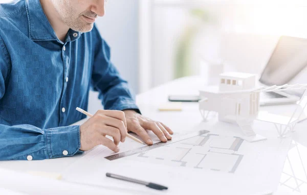 Professioneller Architekt Der Schreibtisch Arbeitet Zeichnet Und Misst Einem Projektentwurf — Stockfoto