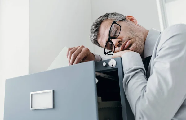 Müder Fauler Büroangestellter Der Sich Auf Einen Aktenschrank Lehnt Und — Stockfoto