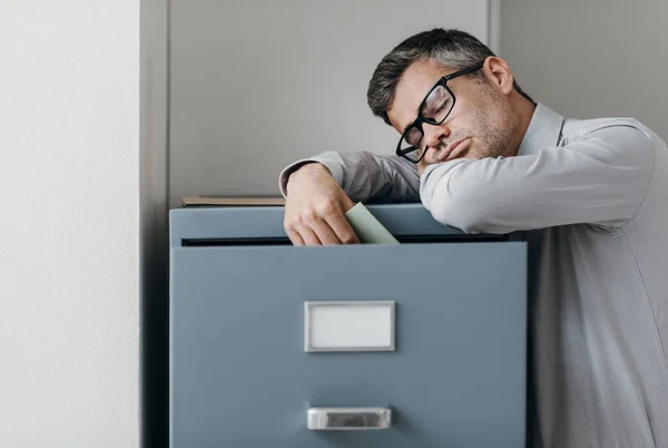 Cansado Preguiçoso Trabalhador Escritório Apoiando Armário Arquivamento Dormindo Ele Está — Fotografia de Stock