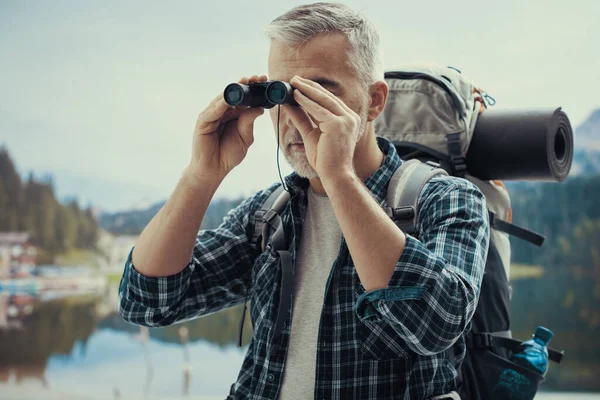 Escursionista Maturo Alla Scoperta Delle Montagne Guardando Attraverso Binocoli Trekking — Foto Stock