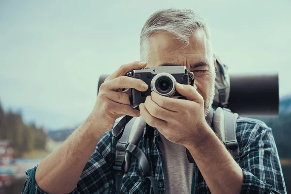 Fotógrafo Explorador Trekking Por Las Montañas Explorando Naturaleza Está Tomando —  Fotos de Stock