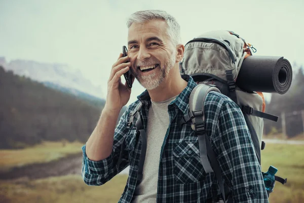 Wanderer Der Berge Erkundet Und Mit Seinem Smartphone Telefoniert Lächelt — Stockfoto
