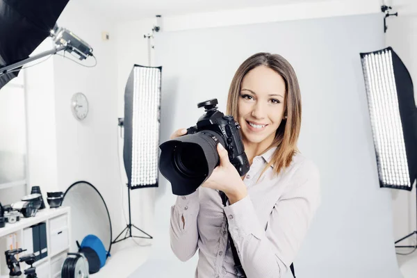 Młoda Fotograf Pozowanie Studio Fotograficznym Uśmiecha Się Trzyma Profesjonalny Aparat — Zdjęcie stockowe