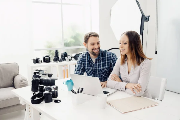 Fotografo Designer Agenzia Creativa Sono Seduti Alla Scrivania Lavorano Insieme — Foto Stock