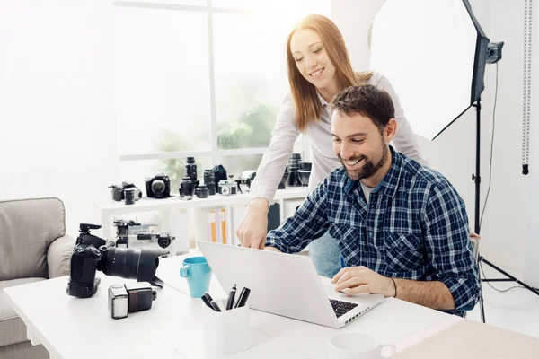 Jóvenes Creativos Trabajando Juntos Estudio Fotografía Están Revisando Fotos Portátil —  Fotos de Stock