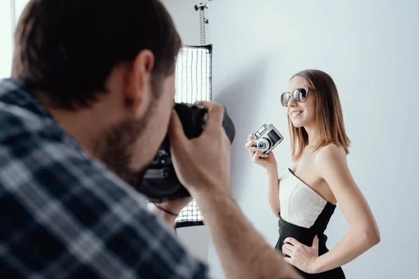Mooi Vrouwelijk Mode Model Doet Een Fotoshoot Poseren Met Een — Stockfoto