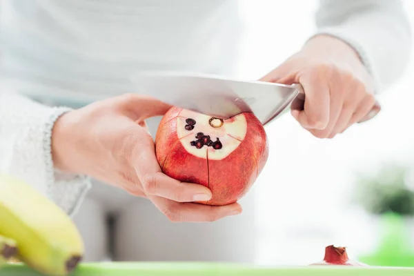 Mulher Preparando Comida Sua Cozinha Ela Está Descascando Uma Romã — Fotografia de Stock