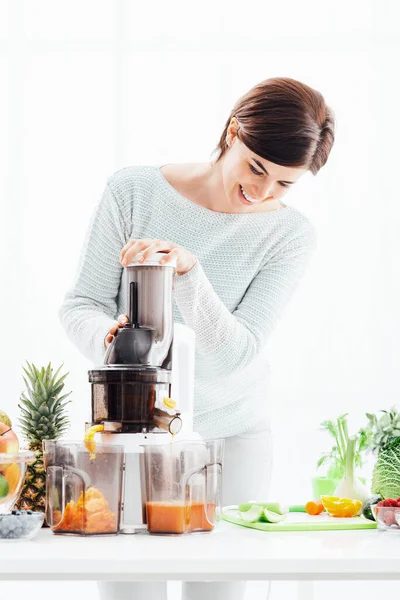 Giovane Donna Sorridente Con Estrattore Succo Preparare Frullato Sano Con — Foto Stock