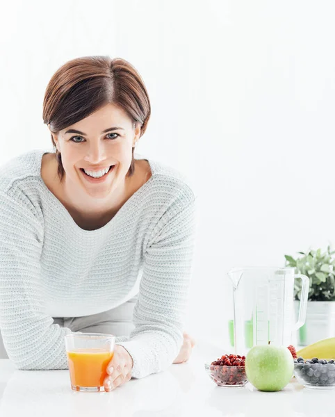 Mujer Sonriente Sosteniendo Vaso Jugo Naranja Fresco Concepto Dieta Saludable — Foto de Stock