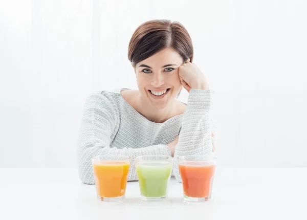 彼女の食事のための自然な健康的な飲み物を持っている若い女性の笑顔 オレンジジュース — ストック写真
