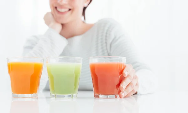 Mujer Joven Sonriente Tomando Bebidas Saludables Naturales Para Dieta Jugo — Foto de Stock