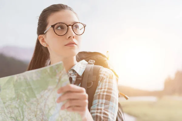 Caminhante Feminina Perdida Caminhando Natureza Procurando Direções Mapa Ela Está — Fotografia de Stock