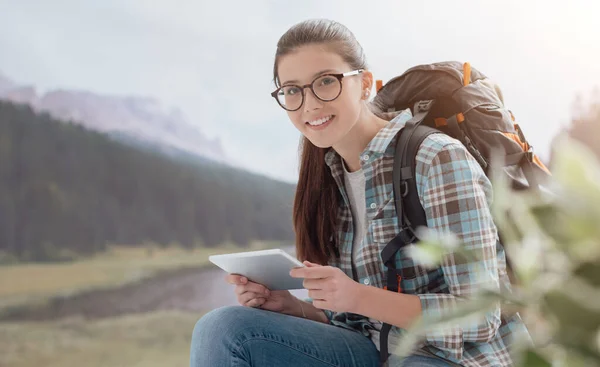 Lächelndes Junges Mädchen Das Den Bergen Wandert Entspannt Sich Und — Stockfoto