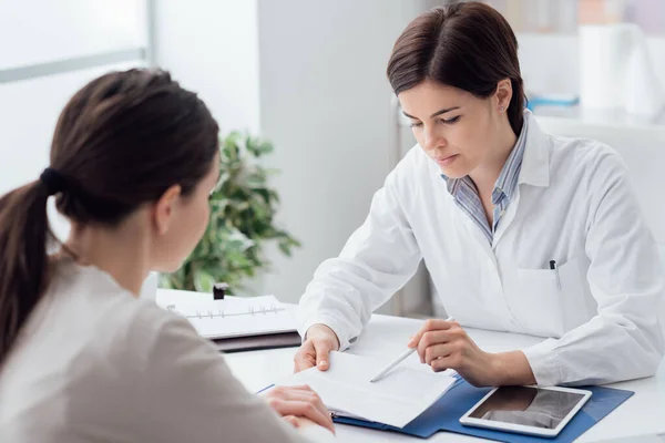 Médica Que Faz Uma Consulta Paciente Explica Informações Médicas Diagnóstico — Fotografia de Stock