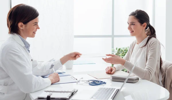 Paciente Consultório Médico Sorri Recebe Conceito Prescrição Saúde Tratamento — Fotografia de Stock