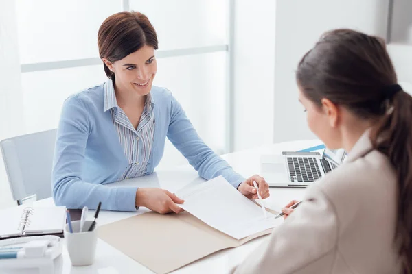 Zakenvrouwen Ontmoeten Elkaar Kantoor Klant Tekent Een Contract — Stockfoto