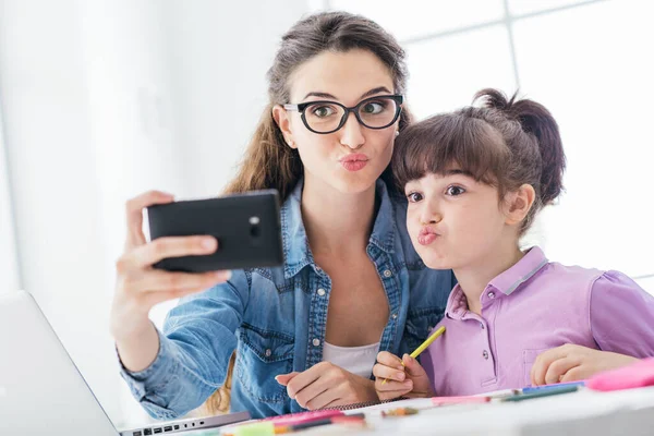 Linda Chica Joven Hermana Tomando Selfies Divertidos Con Teléfono Inteligente — Foto de Stock