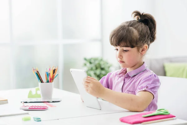 Roztomilé Dítě Pomocí Digitální Dotykové Obrazovky Tablet Ona Dělá Své — Stock fotografie