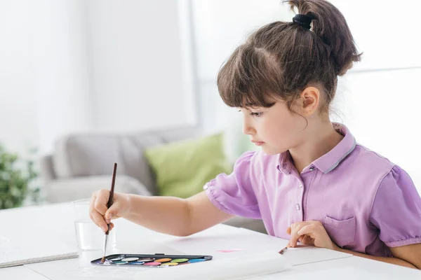 Linda Niña Preescolar Disfrutando Pintura Casa Ella Está Utilizando Cepillo — Foto de Stock