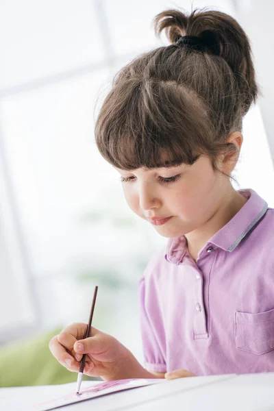 Carino Pittura Ragazza Età Prescolare Con Acquerelli Casa Creatività Concetto — Foto Stock