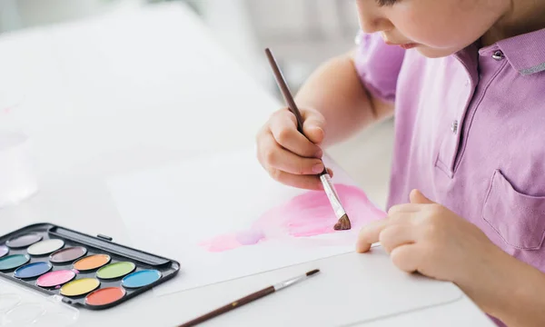 Linda Chica Feliz Pintura Con Acuarelas Una Hoja Educación Concepto — Foto de Stock