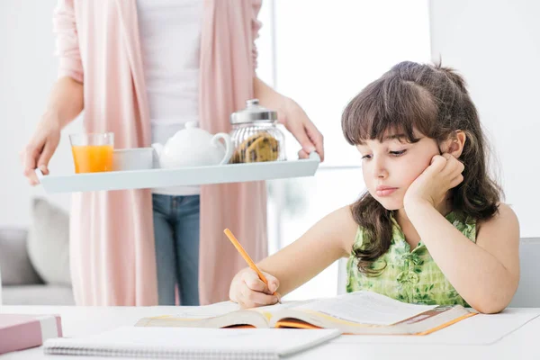 Linda Chica Estudiando Casa Madre Está Trayendo Algunos Bocadillos Saludables — Foto de Stock